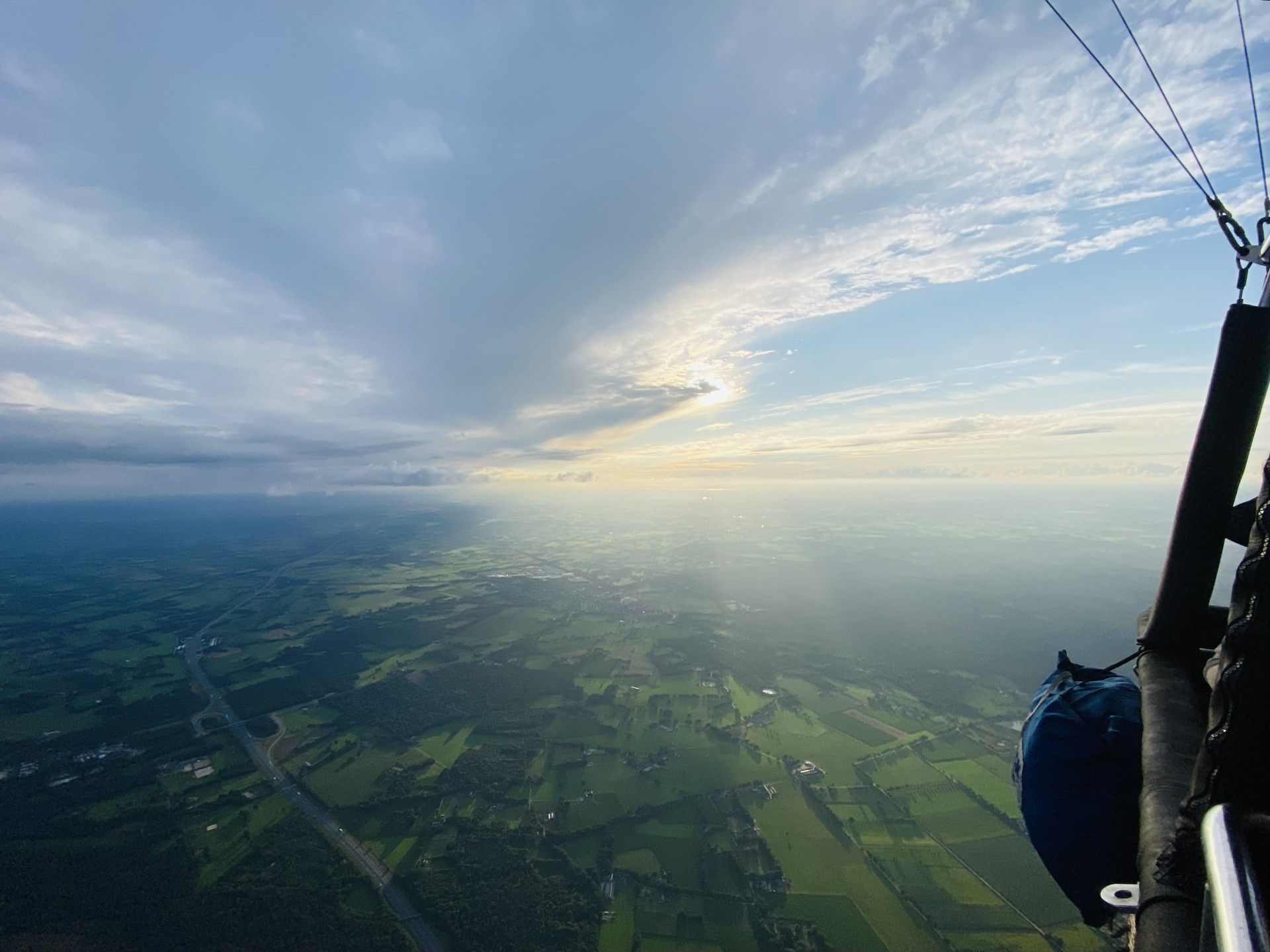 Uitzicht uit een luchtballon boven Oost Nederland